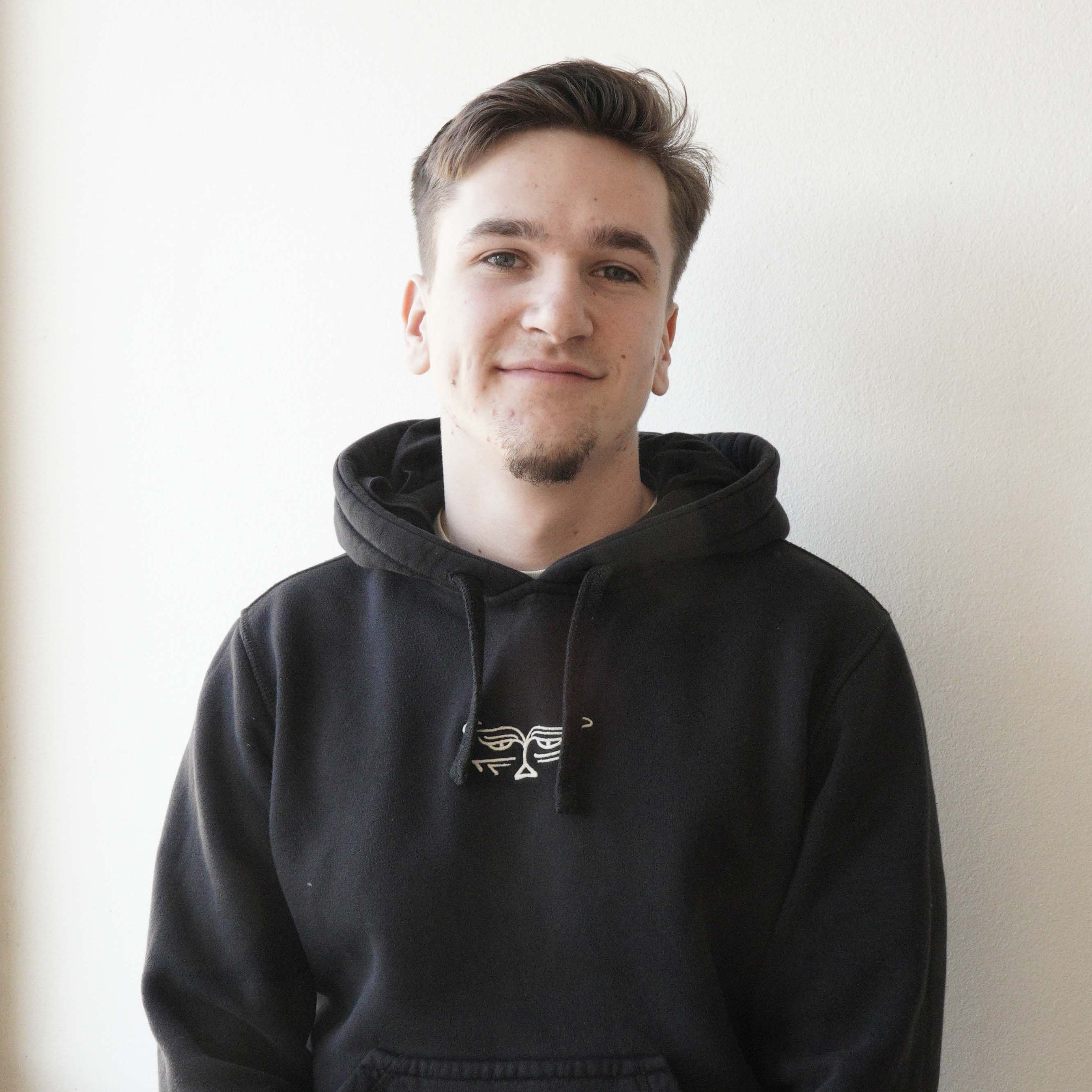 ung man i svart hoodietröja