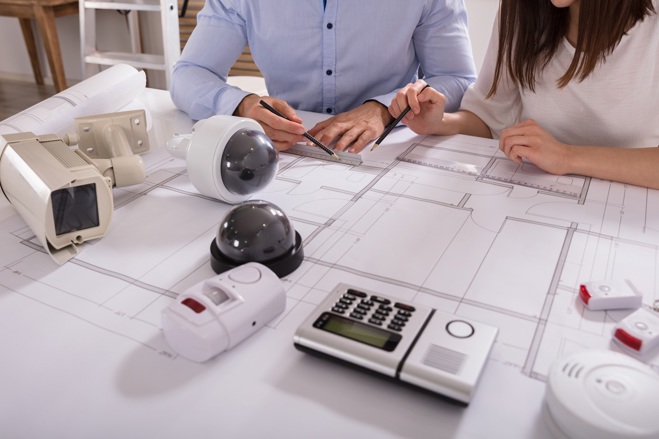 Säkerhetsingenjörer tittar på ritningar och produkter